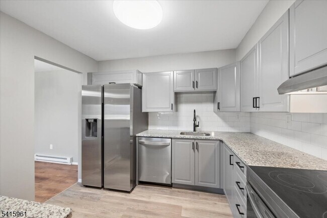 Building Photo - 807 Eves Dr