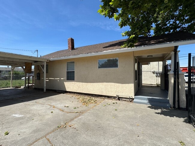 Building Photo - Cute 2 Bedroom, 1 Bathroom Cottage