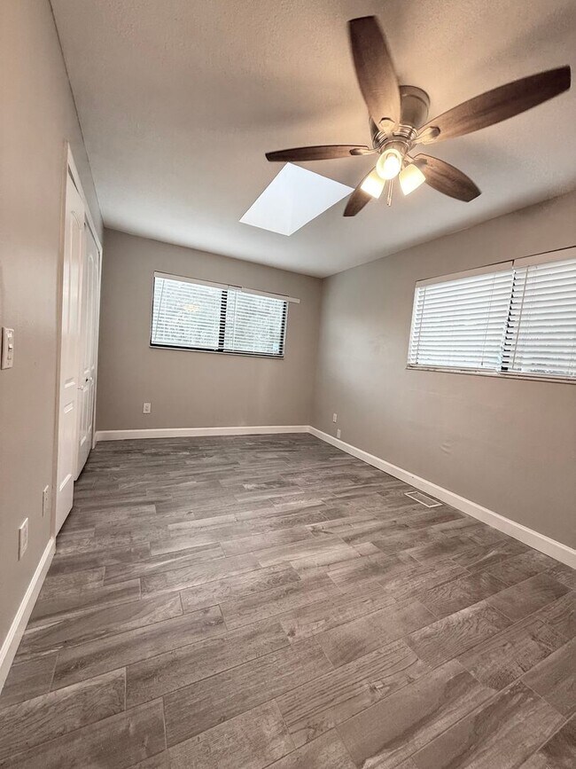 Building Photo - 621 Landings Pl