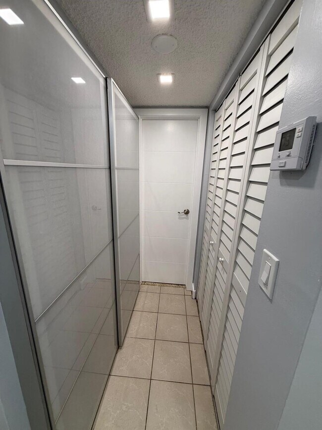 Building Photo - 16465 NE 22nd Ave