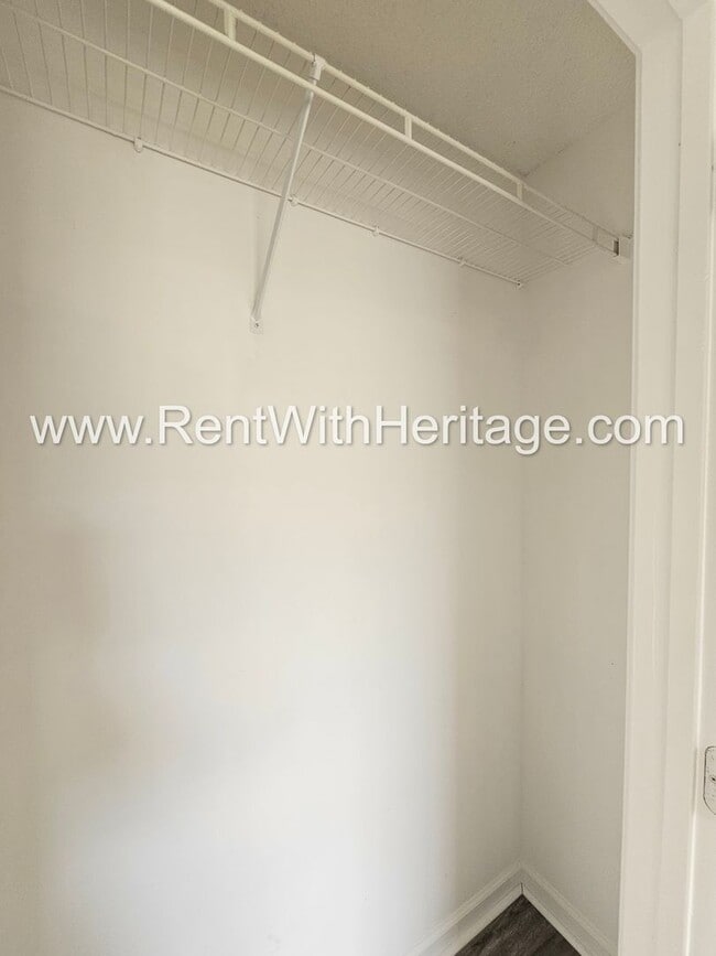 Building Photo - Gorgeous 5 bedroom/ 3 bath/ Upgrades Galor...