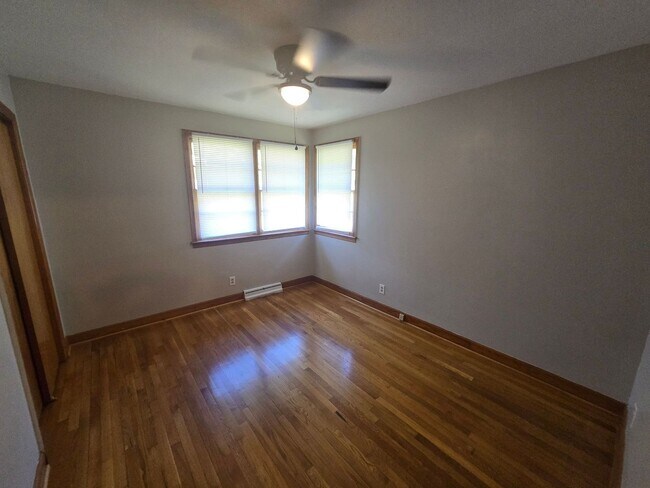 Building Photo - 1210 Oakwood Dr