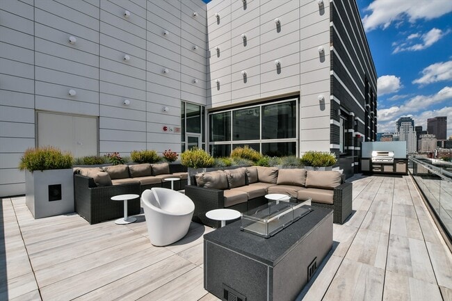 Building Photo - 40 Traveler St