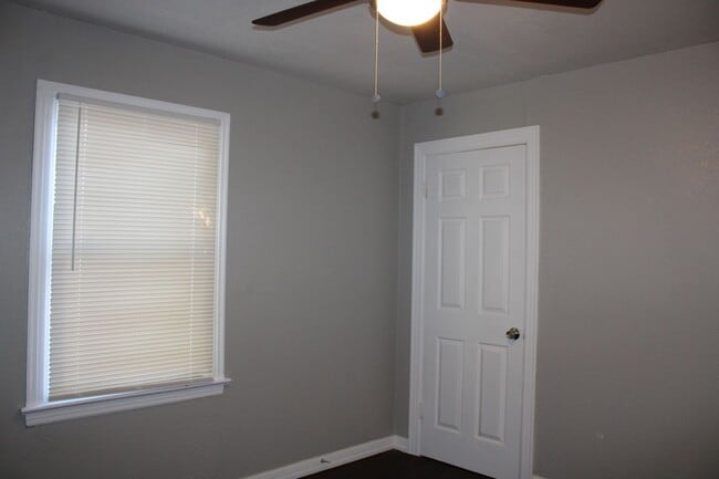 Building Photo - 3 or 4 bedrooms! Your Choice!