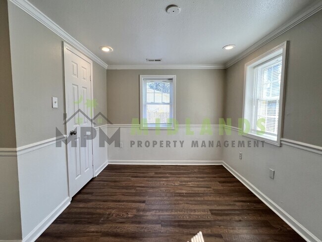 Building Photo - 472 Coleman Ave