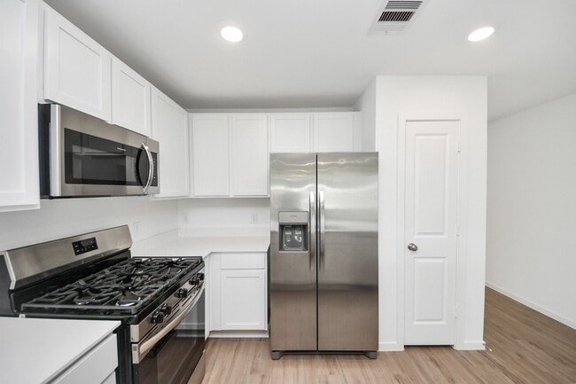 Building Photo - 3037 Pensacola Dr