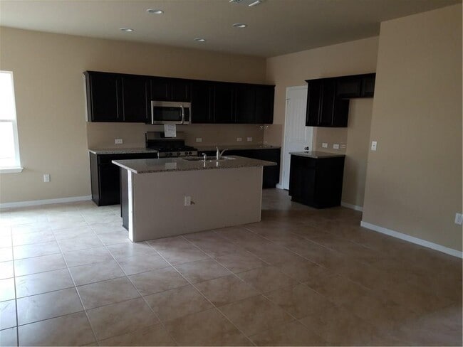 Building Photo - 2204 Bettylou Ln