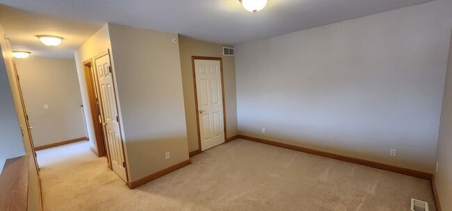 Building Photo - 2 Bed 2.5 Bath Townhome