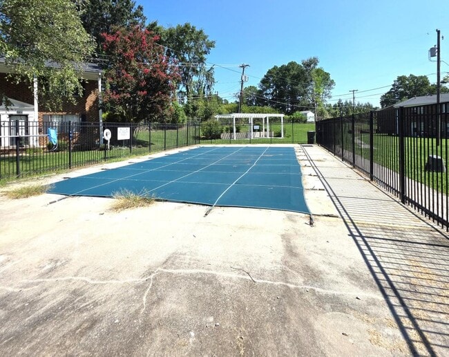 Building Photo - 1002 Willow Dr