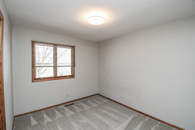 Building Photo - Spacious 5-Bedroom Split-Level in Southwest Sioux Falls with 4-Season Room & Fenced Yard!