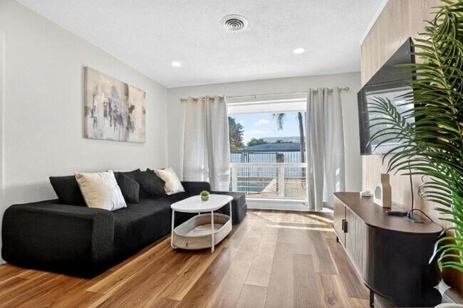 Building Photo - 1761 NE 55th St