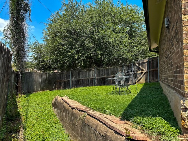 Building Photo - 3 Bed / 2 Bath / 2 Car Gargae / Pool