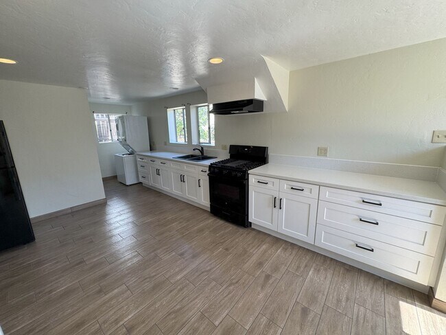 Building Photo - POINT LOMA HOME 3br/1ba remodeled home loc...
