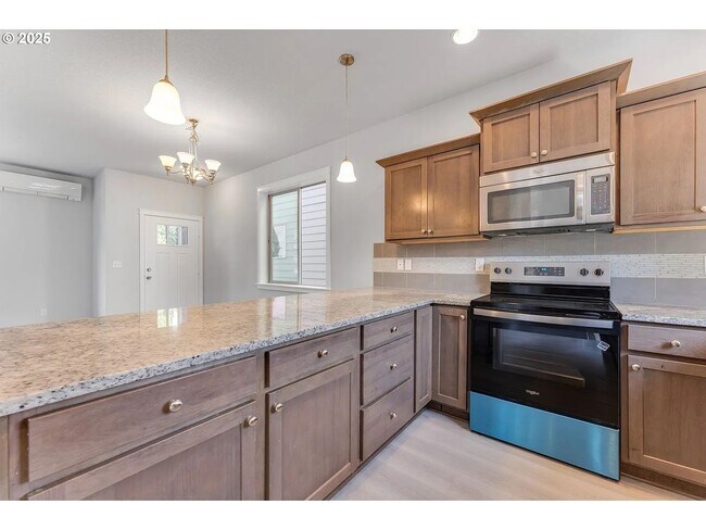 Building Photo - Modern Home 4 Beds 3 Baths in Beaverton!