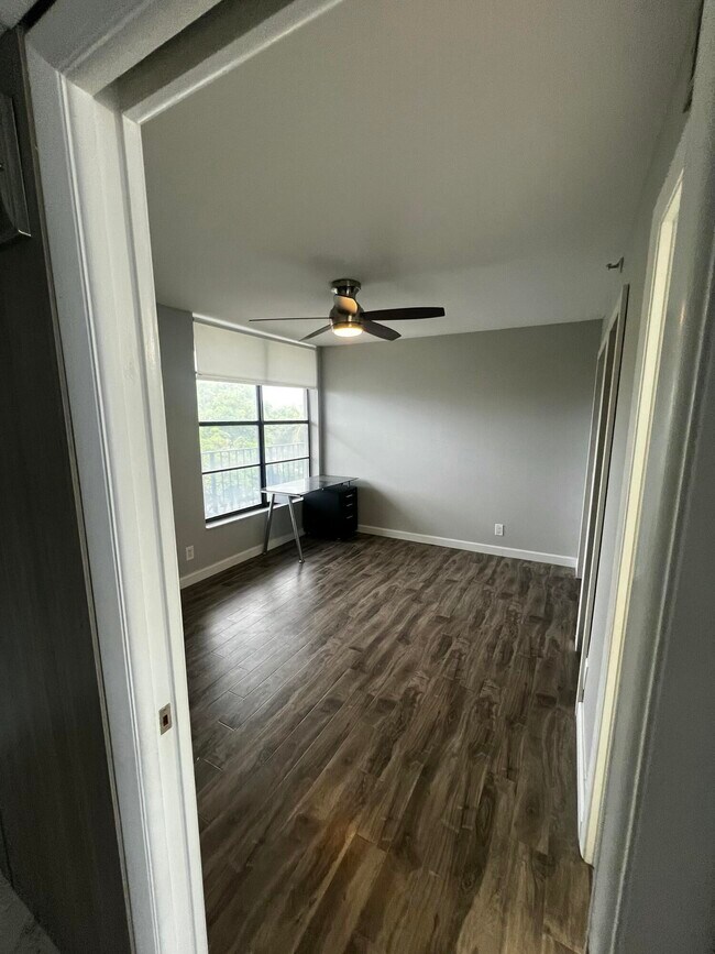 Building Photo - 17 Royal Palm Way