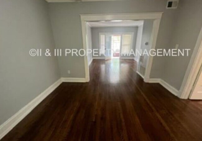 Building Photo - 215 W 37th St
