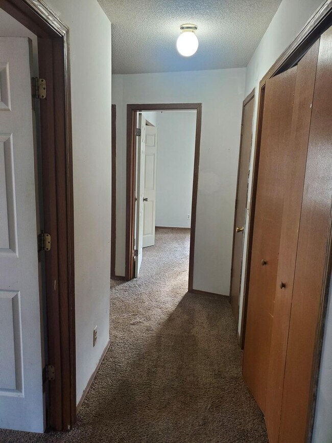 Building Photo - Derby half duplex