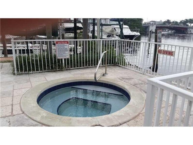 Building Photo - 1720 NW N River Dr