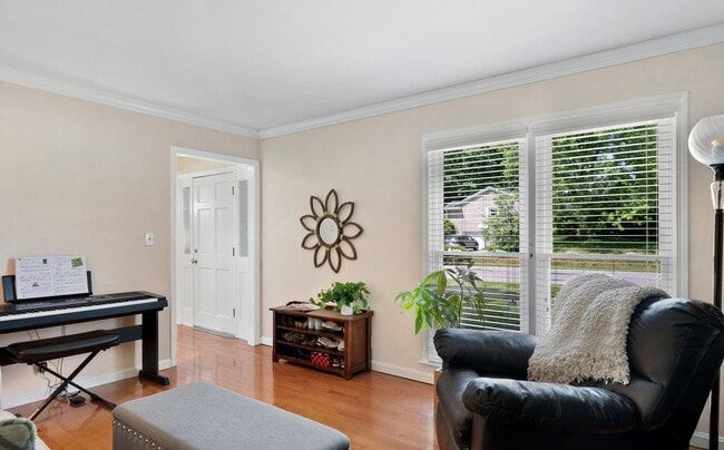 Building Photo - East Louisville -4 bed, 2.5 bath home - $3,500/month
