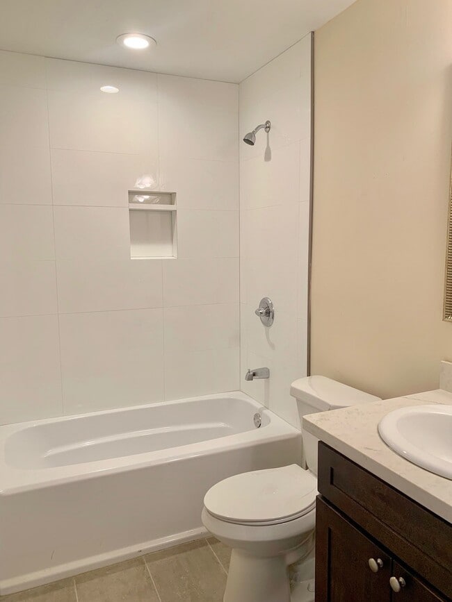 Building Photo - 9540 Stroelitz St