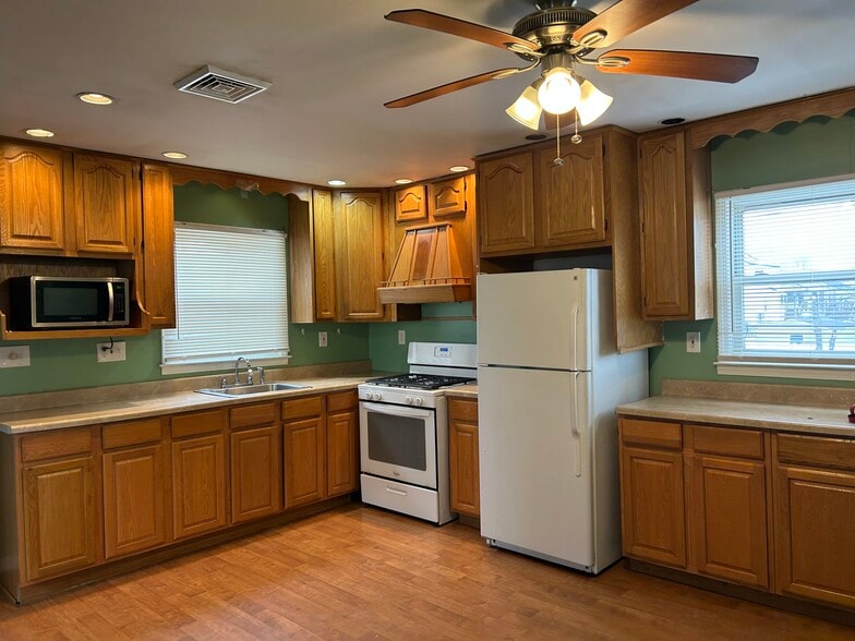 Building Photo - 702 Edmunds Ave