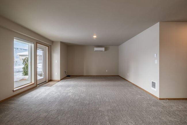 Building Photo - Large 2 Bedroom 2 Bath Apartment with Many...