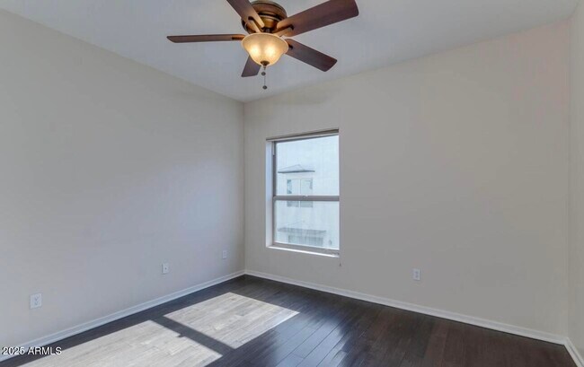 Building Photo - 525 W Lakeside Dr