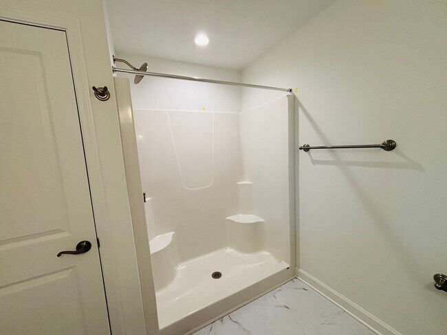 Building Photo - 3 Bedroom 2.5 Bath Townhouse