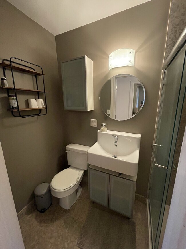 Building Photo - Champlain