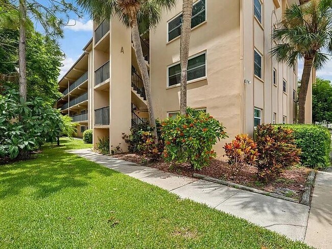 Building Photo - 2525 W Bay Dr