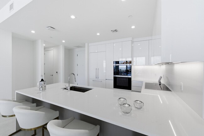 Building Photo - 220 Lake Shore Dr