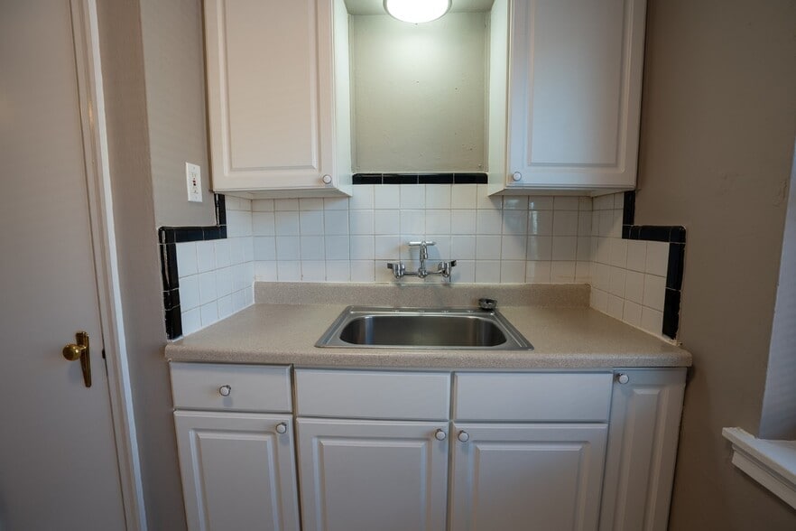 Building Photo - 5608 Chippewa St