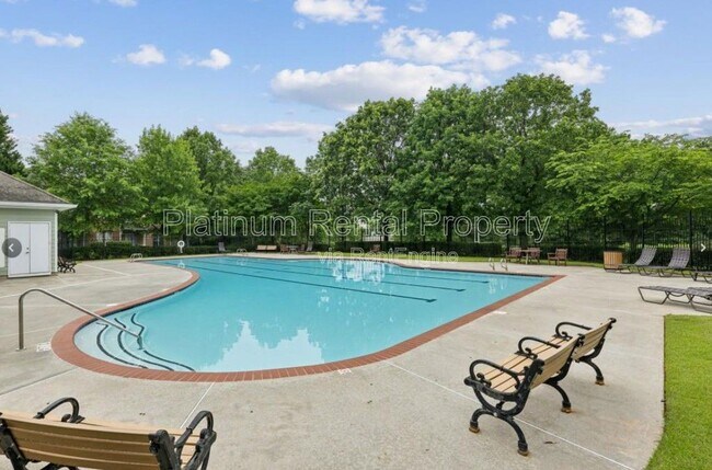 Building Photo - 250 Amal Dr SW