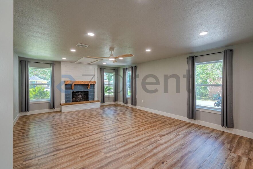 Building Photo - Unit