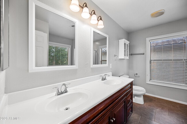 Building Photo - 10923 W Elm St