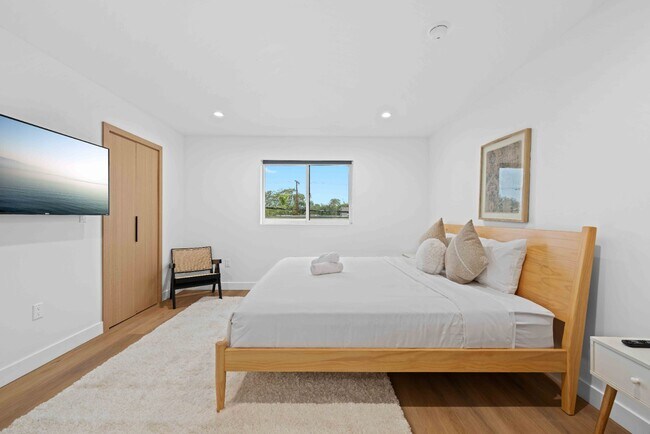 Building Photo - RECENTLY BUILT TOWNHOME | 4 BED 5 BATH | GARAGE