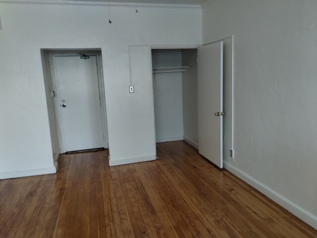 Building Photo - 901 S Kingsley Dr