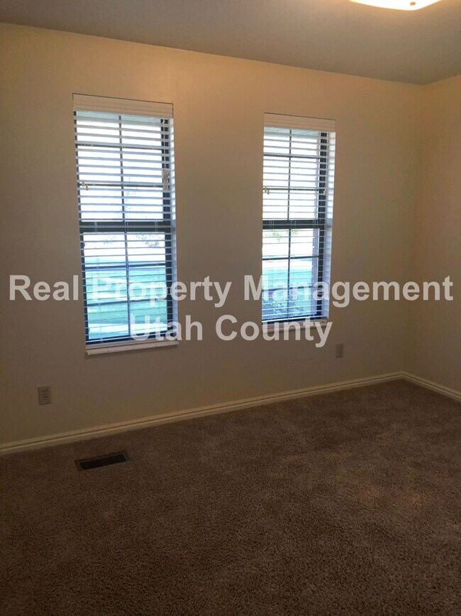 Building Photo - Spacious Lehi Home