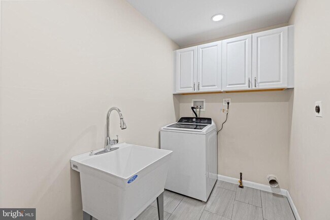 Building Photo - 705 Devon Rd