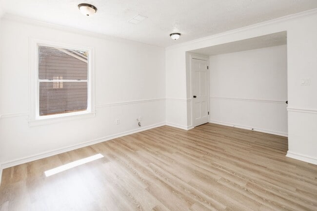 Building Photo - IMMEDIATE MOVE IN!  Cute 2 Bedroom Home wi...
