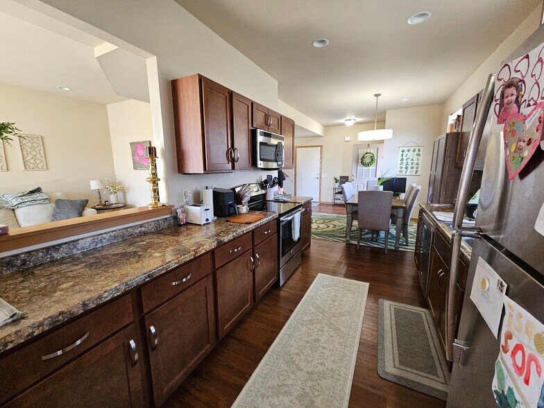 Kitchen to dinette - 4868 Innovation Dr