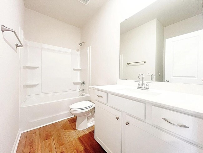 Building Photo - 5 Vine House Dr