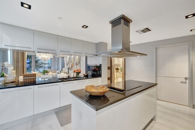 Building Photo - 17121 Collins Ave