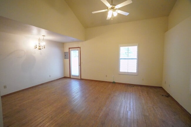 Building Photo - Spacious Duplex Near OU Campus