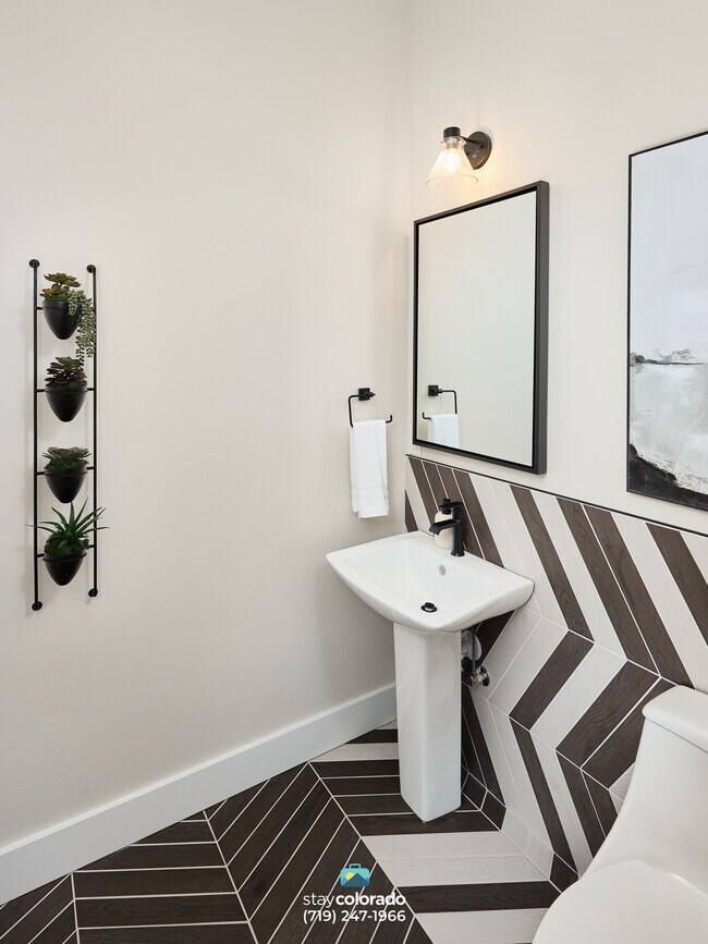 Glenn St - Downstairs Bath - 2248 Glenn St