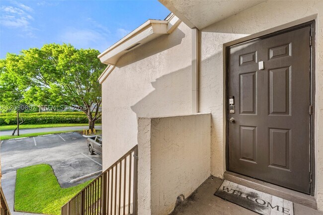 Building Photo - 680 Cypress Club Way