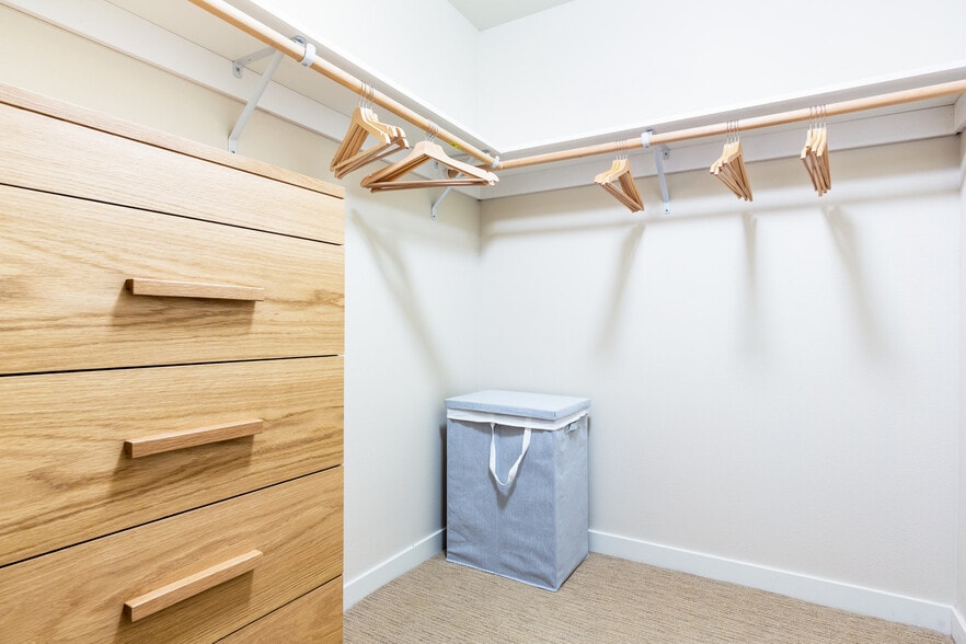 Building Photo - 215 10th Ave E