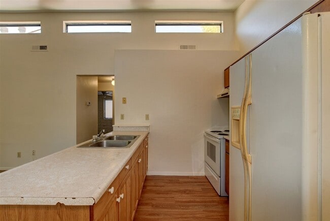 Building Photo - 564 1st St