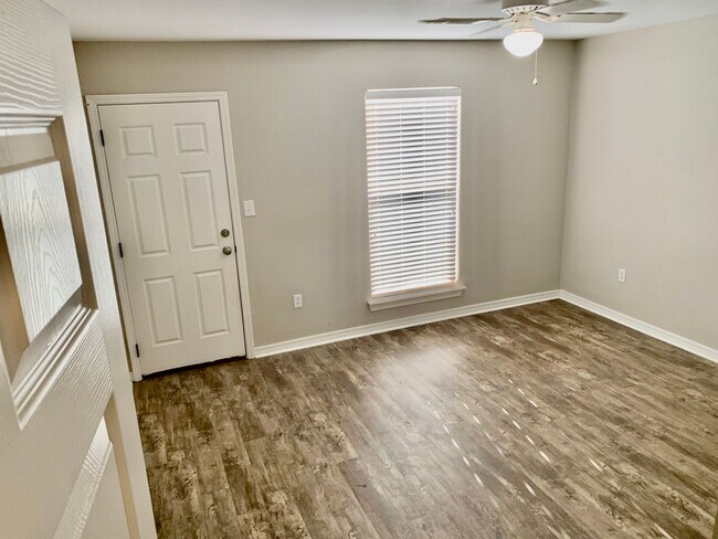 Building Photo - 2 Bed 2 Bath Duplex!