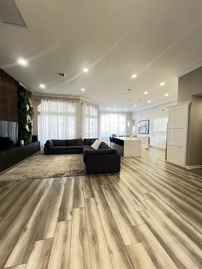 Building Photo - 14120 Reflection Lakes Dr